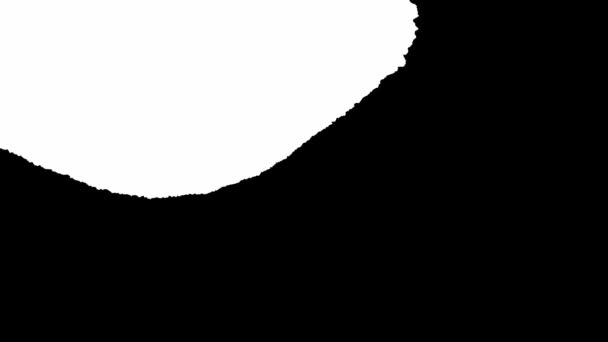 Блум чорнило. Красиві білі акварельні чорнильні краплі перехід на чорному тлі . — стокове відео