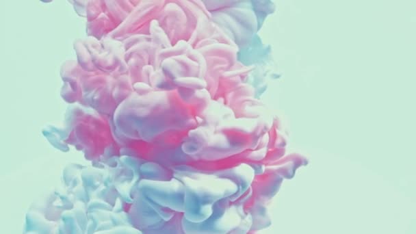カラー煙雲。エテラル・オーラ。水に広がるブルーピンクのキラキラインク — ストック動画