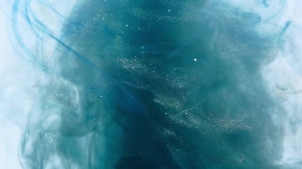 Explosion d'encre bleue. Encre aquarelle dans l'eau sur fond blanc. — Video
