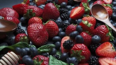 Ahududu ve yaban mersini reçeli pişiriyorum. Siyah arkaplanda döndürme