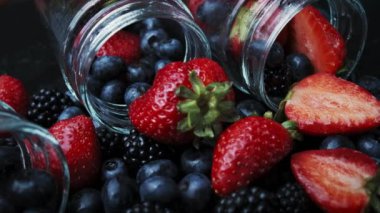 Ahududu ve yaban mersini reçeli pişiriyorum. Cam bir kavanoza koy... siyah bir arkaplanda döndür