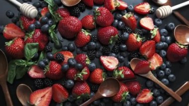 Dönen bir arka planda orman meyveleri. 4k