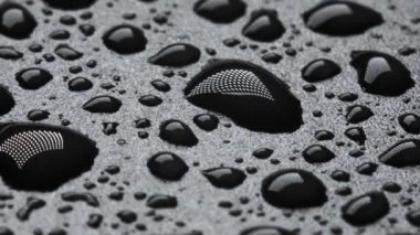 Su siyah plastik bir yüzeye düşer.