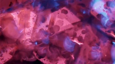 Bulanık holografik renk arkaplanı. Soyut psikedelik hipnoz hareketi. Şablonun şekli ve rengi değişiyor. Mor ve pembe renkler