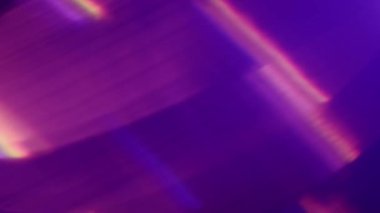Işıklar pembe, mor ve mavi soyut olarak parlıyor ve ışıldıyor. Doğal kristal ışığı
