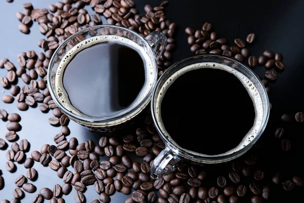 Vaakasuora kuva espressoa ja paahdettuja kahvipapuja, lähikuva kuvapankkikuva