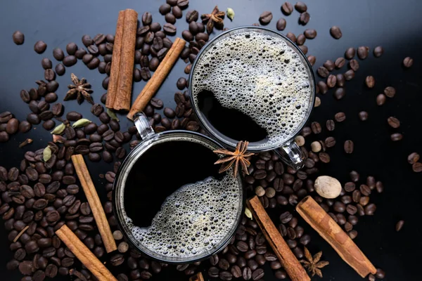 Vaakasuora kuva espressoa ja paahdettuja kahvipapuja, lähikuva kuvapankkikuva