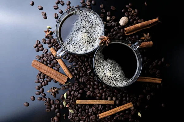 Fotografie orizontală de espresso și boabe de cafea prăjite, aproape Fotografie de stoc