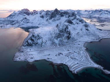 Nefes kesen bir hava manzarası deneyin. Huzurlu suların yanında muhteşem karla kaplı dağlar.