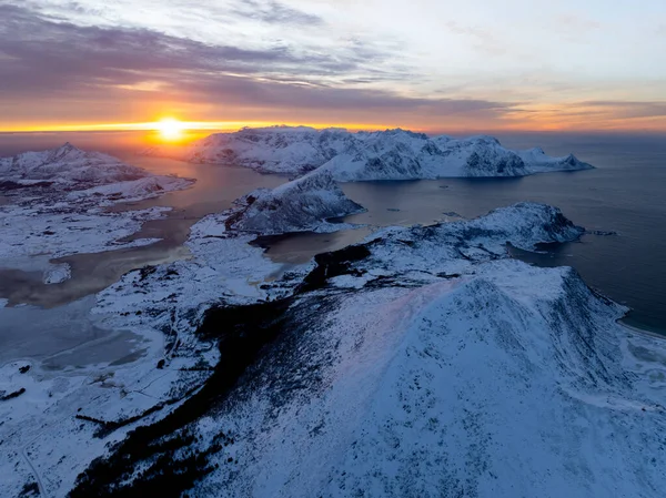 Karla kaplı adaları aydınlatan nefes kesici günbatımına tanık olun. Benzersiz güzellikler sergiliyor.