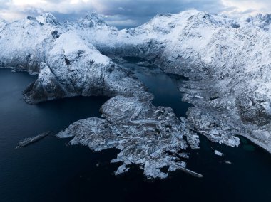 Kesinlikle nefes kesici bir hava manzarası. Karlı zirveleri güzel bir şekilde sergiliyor. Huzurlu bir fiyort manzarasının yanında.
