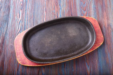 Ahşap masa arka plan üzerinde boş kızartma tavası