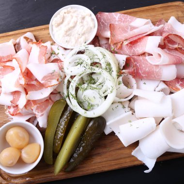 Plaka ile tuzlu salatalık ve Marine sarımsak domuz yağı. Üstten görünüm