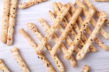 Breadsticks ahşap arka plan üzerinde. Üstten görünüm