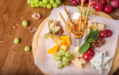 Ahşap tahta üzerinde peynir tabağı. Boşaltmak