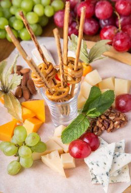 Üzüm, ekmek sopa ve fındık ile peynir tabakları servis.