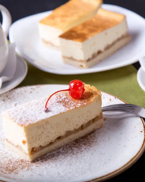 Gâteau Fromage Savoureux Sur Une Assiette Boulangerie Sucrée Cerise — Photo