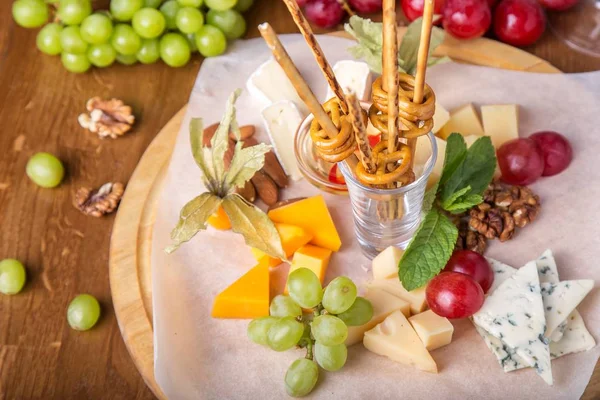 Peynir tabağı. Masada meze çeşitli peynir tabağı