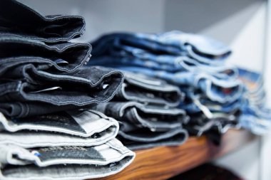 Pencereleri üst üste kot yumuşak odak.