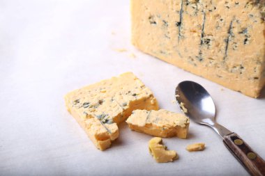 Beyaz arka plan üzerinde olgun mavi Stilton peyniri