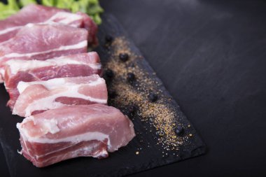 Koyu arka plan üzerinde yemek pişirmek için çiğ domuz eti kaburga