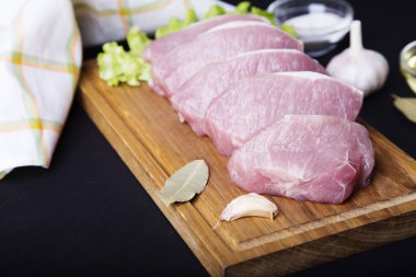 Kesme tahtasındaki çiğ domuz filetosu.. 
