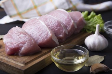 kesme tahtası üzerinde çiğ domuz eti 