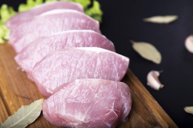 Taze Çiğ domuz fileto dilimleri ahşap tahta üzerinde