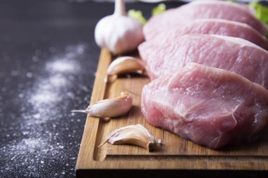 Kesme tahtası sarımsaklı olarak Çiğ domuz eti