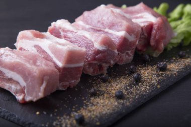 Koyu arka plan üzerinde çiğ domuz kaburga