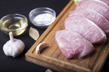 Ahşap tahta üzerinde taze çiğ et fileto