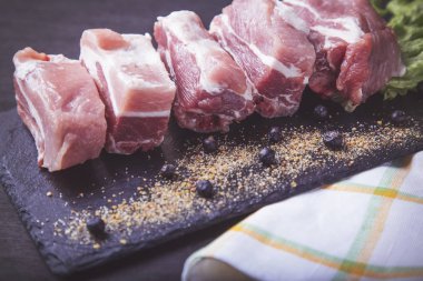 Koyu arka plan üzerinde taze Çiğ domuz kaburga