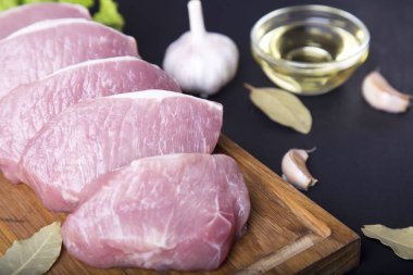 Baharat ile ahşap tahta üzerinde taze çiğ et fileto