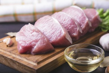 Ahşap tahta üzerinde çiğ domuz fileto