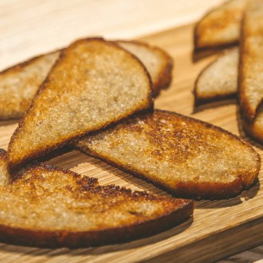 Tost. Kuru ekmek. Çıtır çıtır ekmek