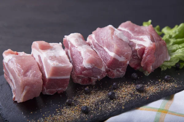 Çiğ domuz kaburga ahşap tahta üzerinde