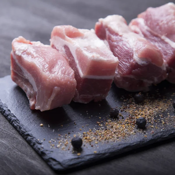 Çiğ domuz kaburga karanlık taş