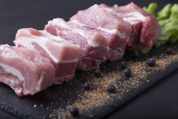 Koyu arka plan üzerinde çiğ domuz kaburga