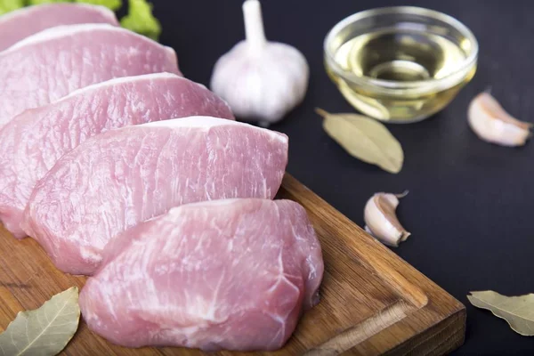 Baharat ile ahşap tahta üzerinde taze çiğ et fileto