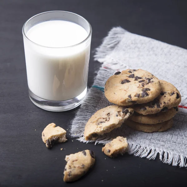 Bir bardak sütlü çikolatalı kurabiye.. 