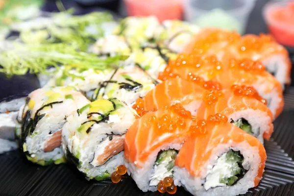 Lezzetli sushi seti. Sushi Menüsü. Japon yemekleri.