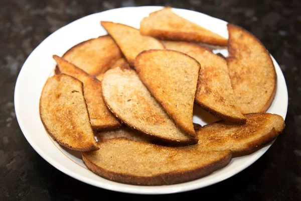 Kızarmış ekmek, tost. Çıtır çıtır ekmek