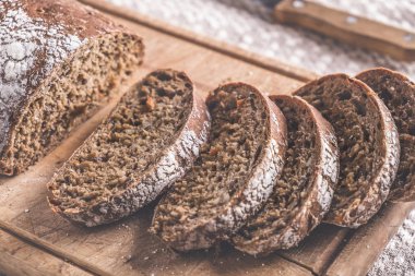 Taze ekmek ile havuç. Üstten Görünüm. Tonda fotoğraf