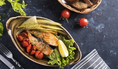 Sebze ile pişmiş somon. Üstten Görünüm. Kopya alanı