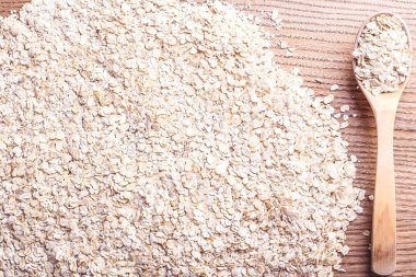 Tahta kaşık ile yulaf gevreği. Yulaf gevreği arka plan. Sağlıklı yemek yeme. Üstten Görünüm. Metin için yer
