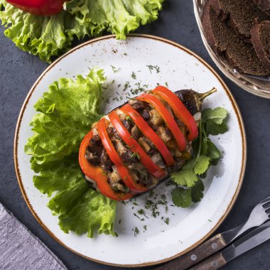 Fırında patlıcan et ve kırmızı biber ile. Üstten Görünüm