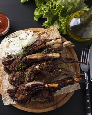  Kızarmış kuzu kenarlarını. Portre