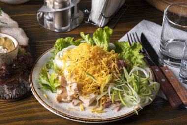 Marul ve sebze jambon ve peynir salatası