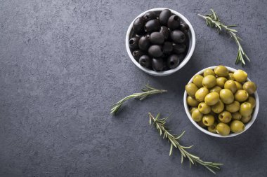 Zeytin bir kase. Marine zeytin. Üstten Görünüm. Boşaltmak