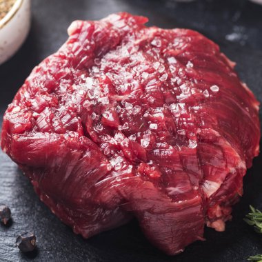 Ham sığır eti pişirmeye hazır. Çiğ et biftek. Portre